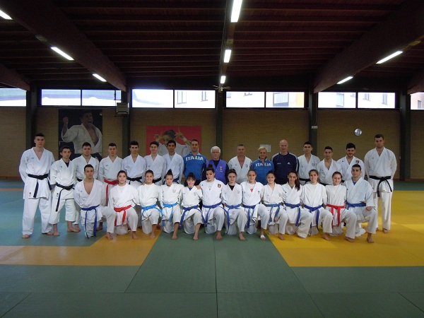 /immagini/Karate/2013/SQUADRA AZZURRINI 1.jpg